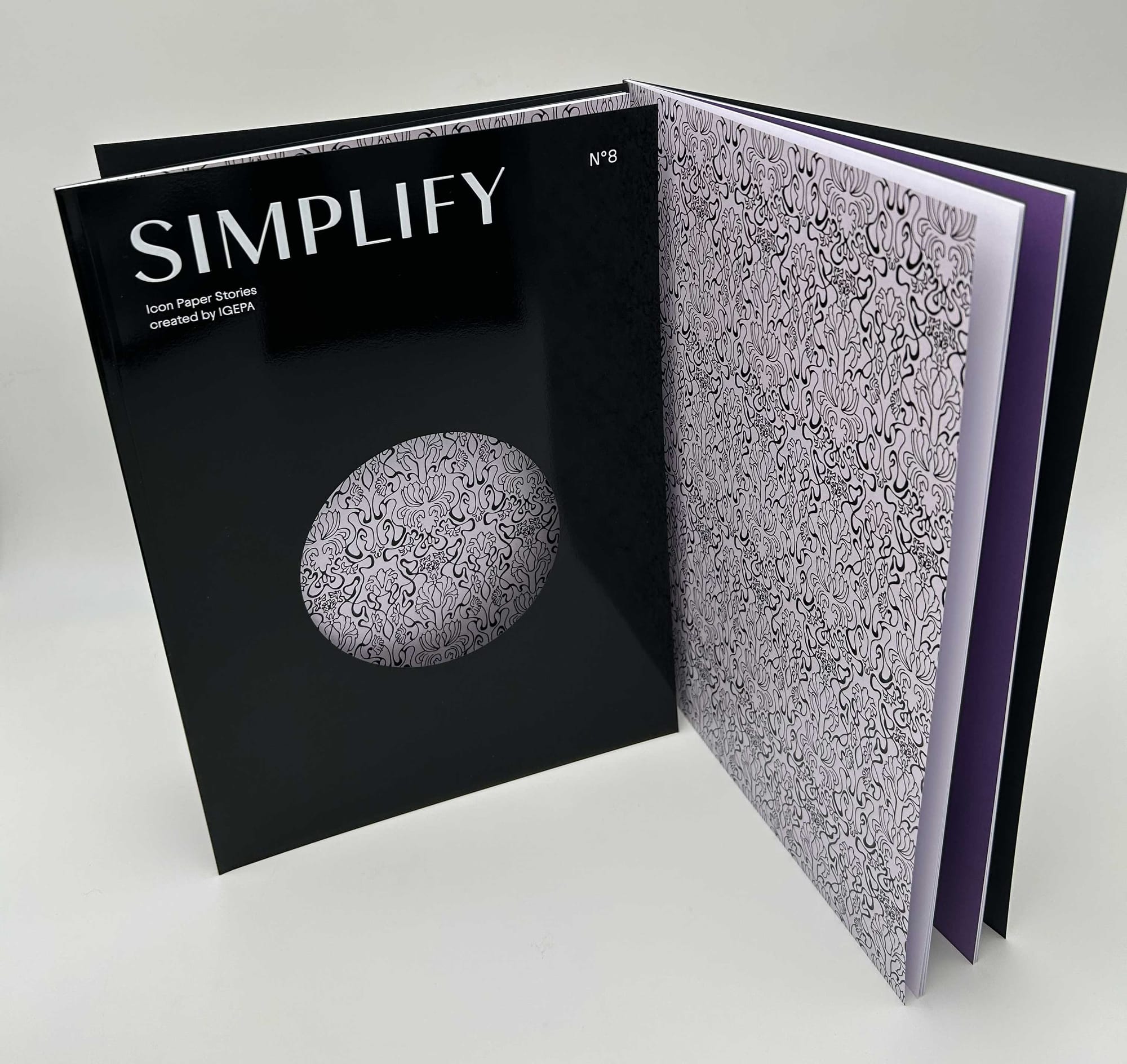 Aufwendig veredeltes Cover von Simplify.