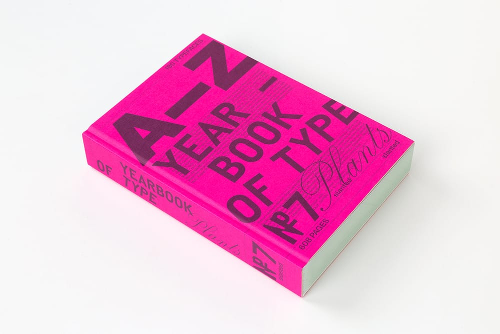 Das Yearbook of Type 2025 mit neonfarbigem Cover in Pink. 
