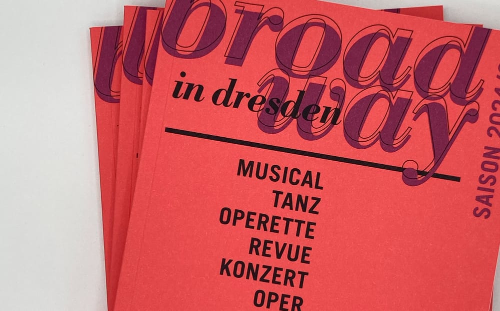 Das Spielzeitheft der Staatsoperette Dresden auf ICON Classic