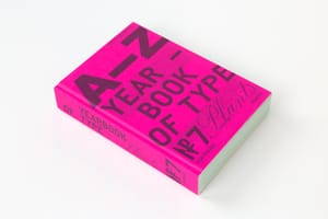 Das Yearbook of Type 2025 mit neonfarbigem Cover in Pink. 
